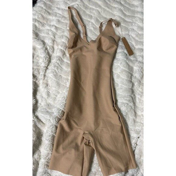 NWT SKIMS BODY CORE SCULPT PLUNGE MID THIGH BODYSUIT IN CLAY SIZE SMALL - Picture 1 of 7